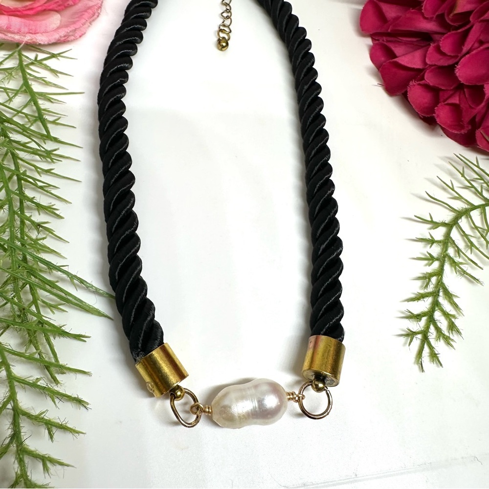 VINTAGE⚜️Silk Choker With Genuine Freshwater Pearl - Picture 2 of 6
